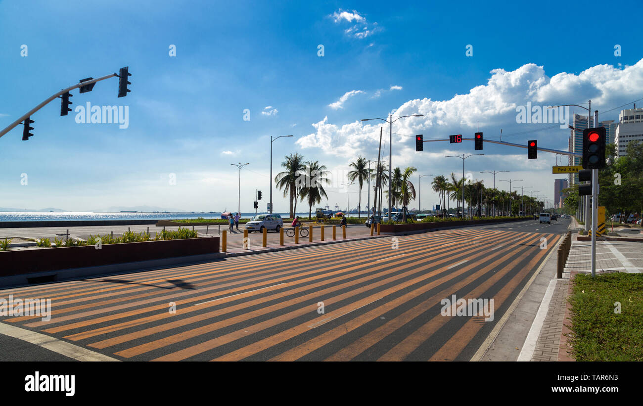 Manila, Filippine - 21 Aprile 2016: Roxas Blvd, lungomare di Manila Foto Stock