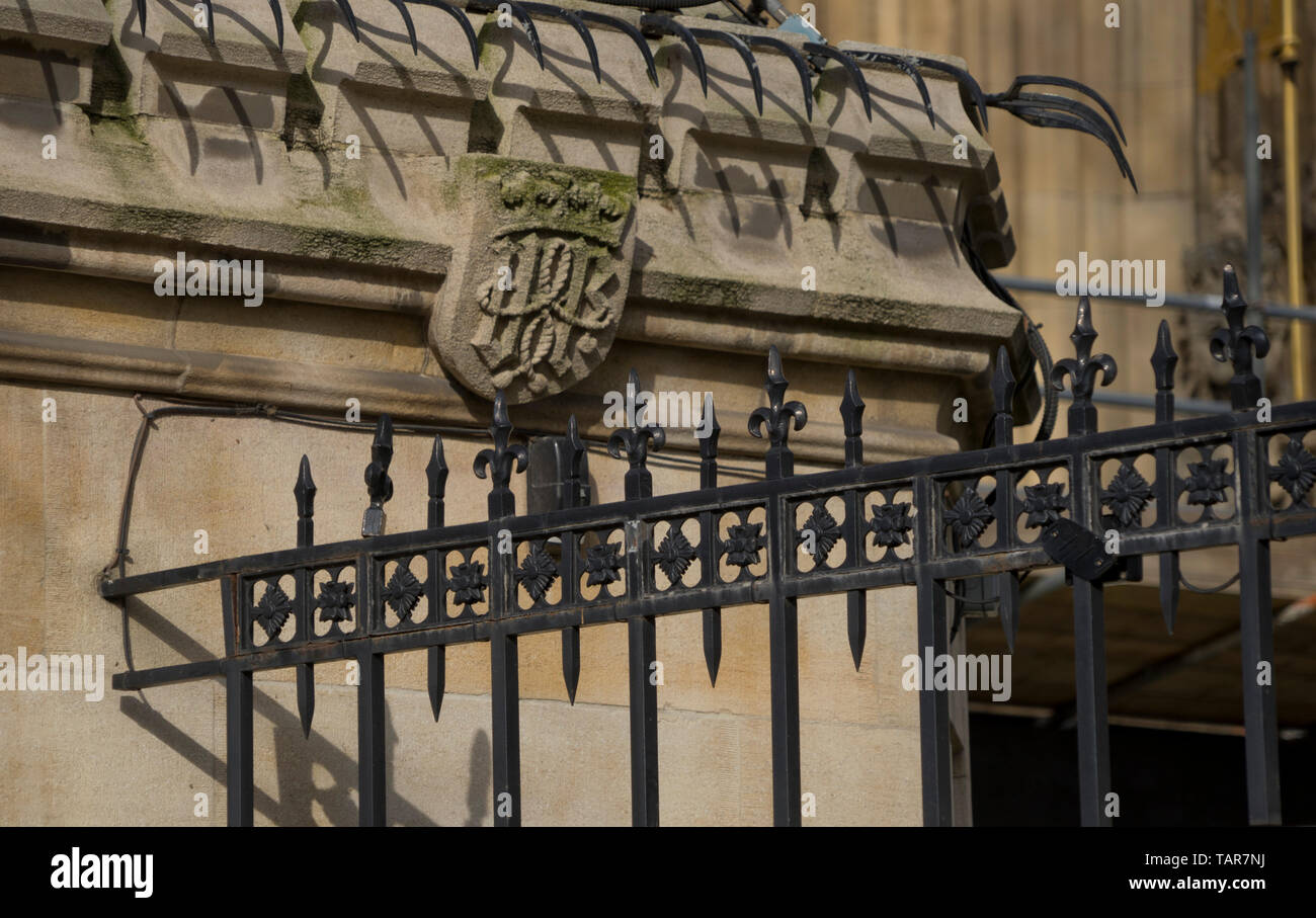 Aspetto di statue e simboli nella facciata della casa del parlamento di Westminster,Londra,l'Inghilterra,UK Foto Stock