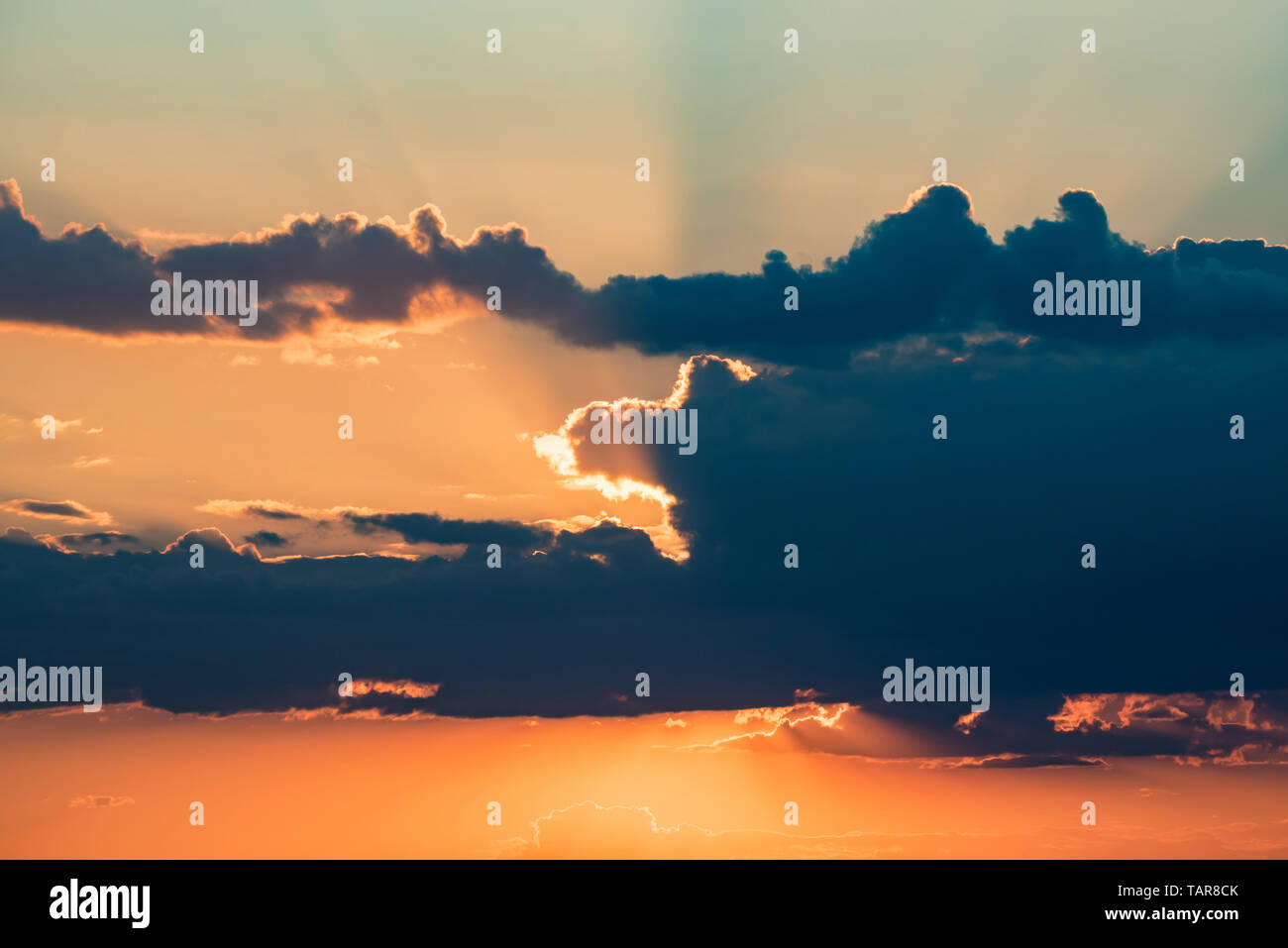Bella drammatica sunrise skyscape sfondo con le nuvole Foto Stock