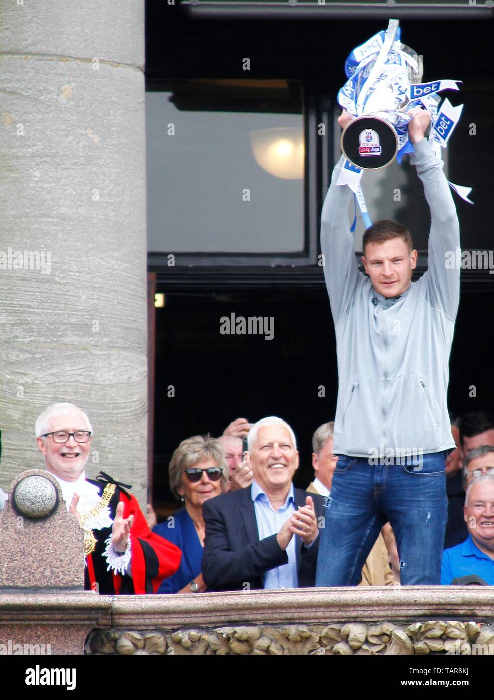 Wirral, Regno Unito 27 maggio 2019 Tranmere Rovers homecoming celebrazioni a Birkenhead municipio per celebrare le squadre promozione al campionato 1 credito Ian Fairbrother/Alamy Stock Foto Foto Stock