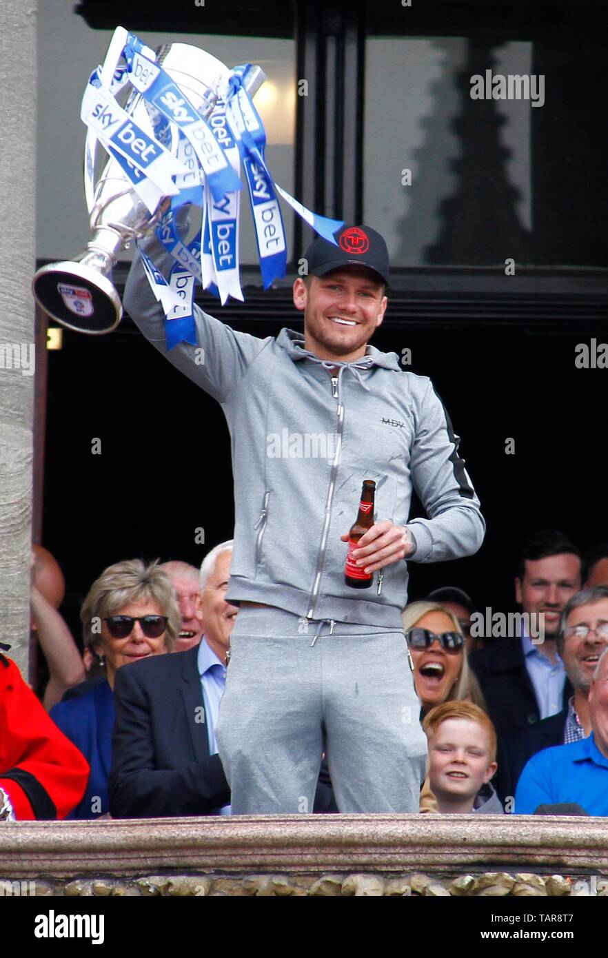 Wirral, Regno Unito 27 maggio 2019 Tranmere Rovers homecoming celebrazioni a Birkenhead municipio per celebrare le squadre promozione al campionato 1 credito Ian Fairbrother/Alamy Stock Foto Foto Stock