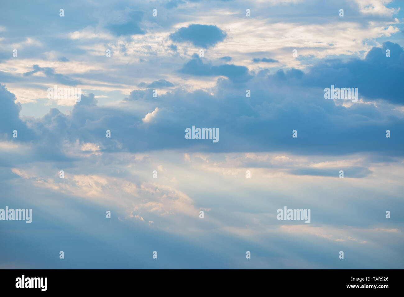 Bellissimo il cielo blu con nuvole bianche sullo sfondo Foto Stock