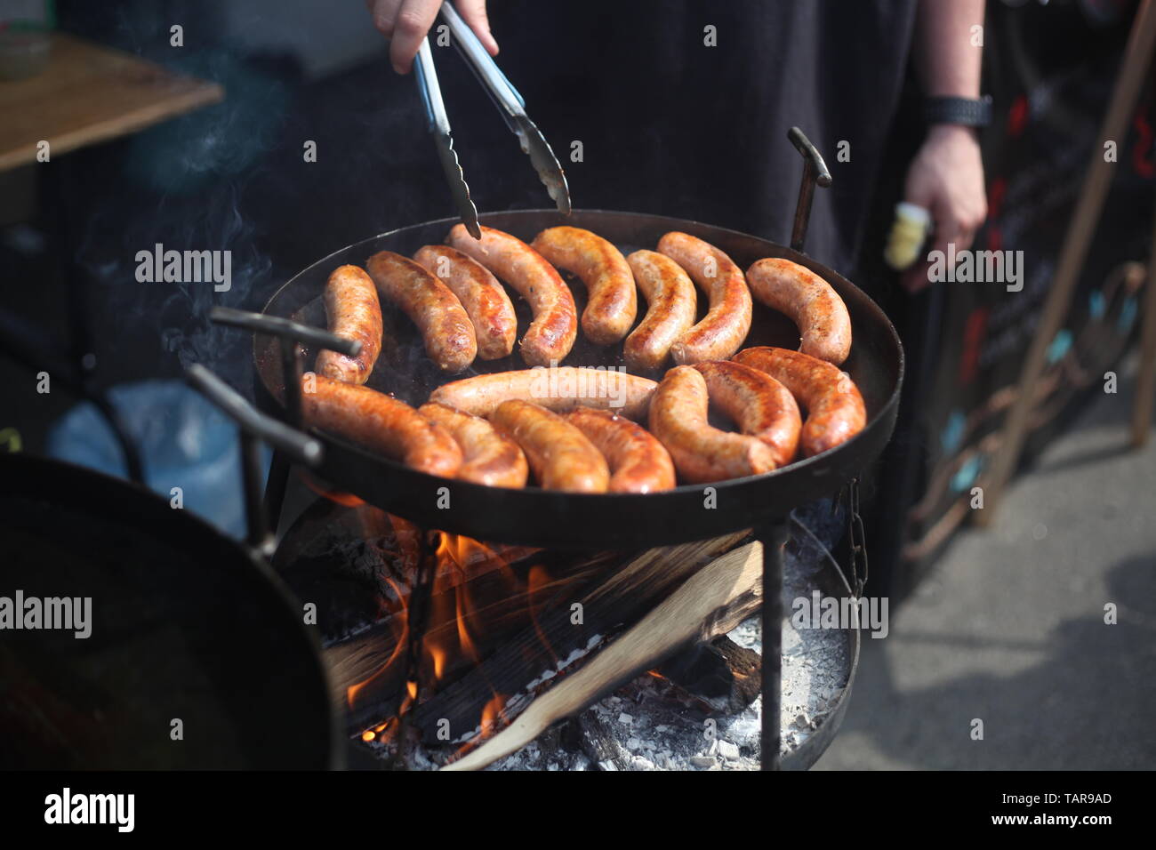 Chiudere l immagine di gustose salsicce di maiale per la cottura sulla griglia. Cucina di strada. Foto Stock