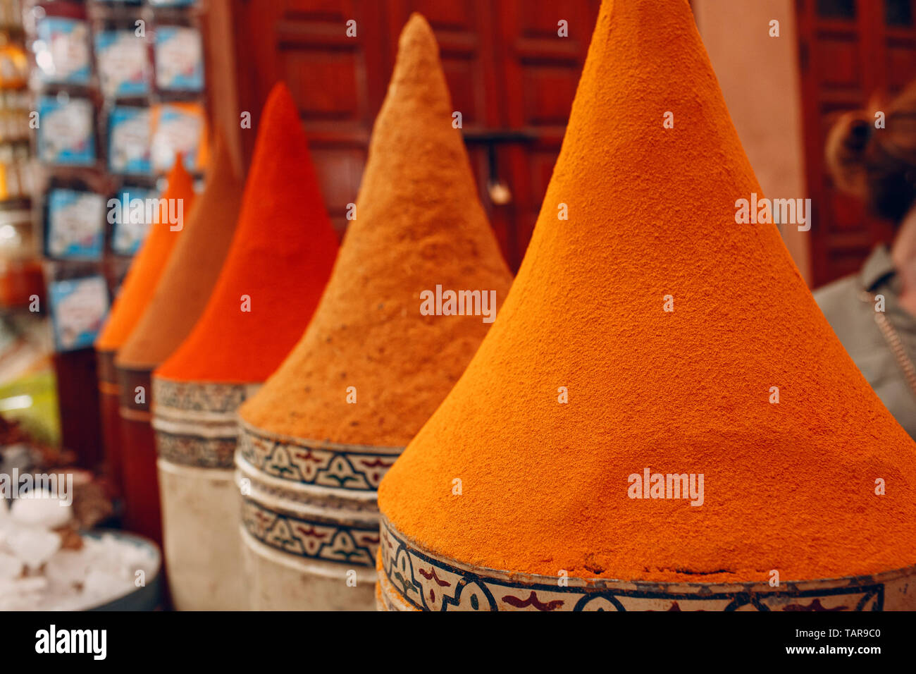 Luminoso multicolore di rosso e arancio spezie in oriental bazaar Foto Stock