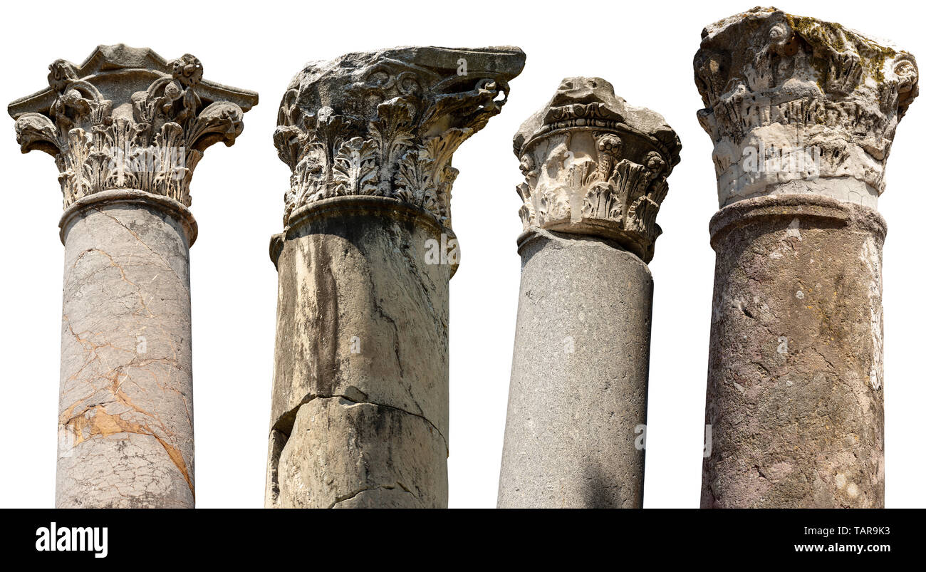 Raccolta di colonne con capitelli in stile corinzio isolati su sfondo bianco. Ostia Antica colonia fondata nel VII secolo A.C. Roma, Italia Foto Stock