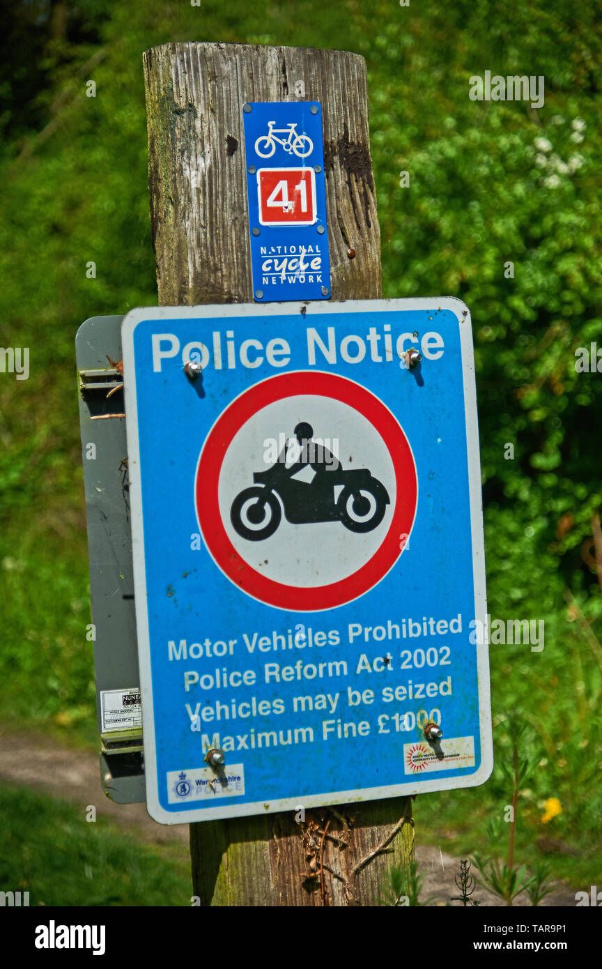 Ciclo nazionale Network sign e simbolo di avvertimento per la prevenzione di accesso del motociclo su NCN 41 nel Warwickshire Foto Stock