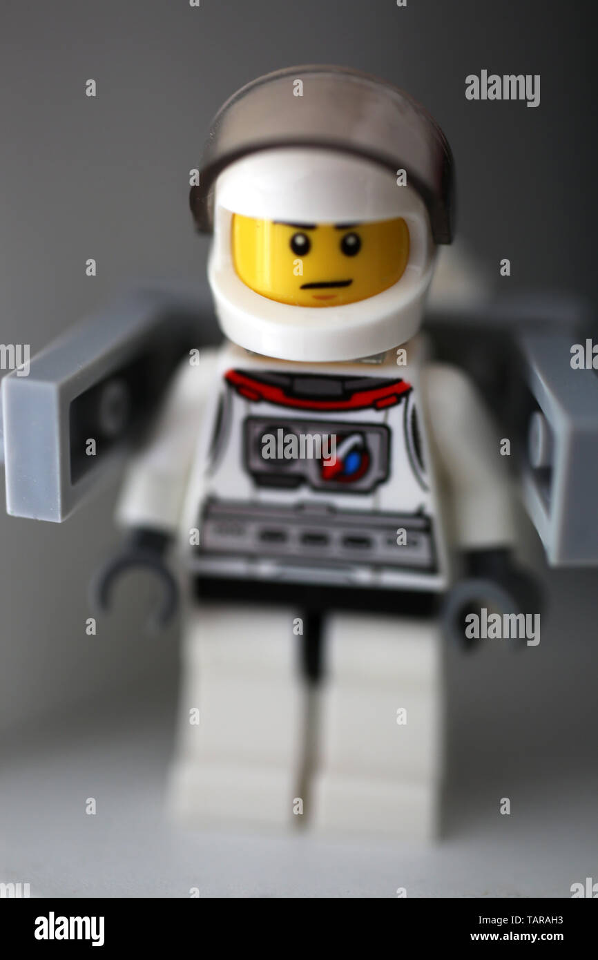 Un astronauta Lego toy figura nella foto con spazio casco e zaino in Londra, Regno Unito. Foto Stock