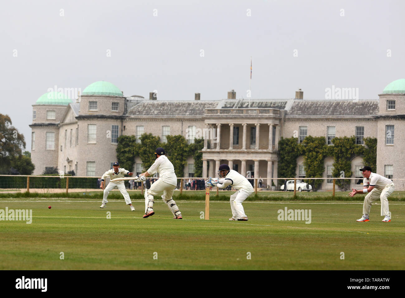 Viste generali di Chichester Cricket Club giocare al loro nuovo terreno di fronte a casa di Goodwood, Chichester, West Sussex, Regno Unito. Foto Stock