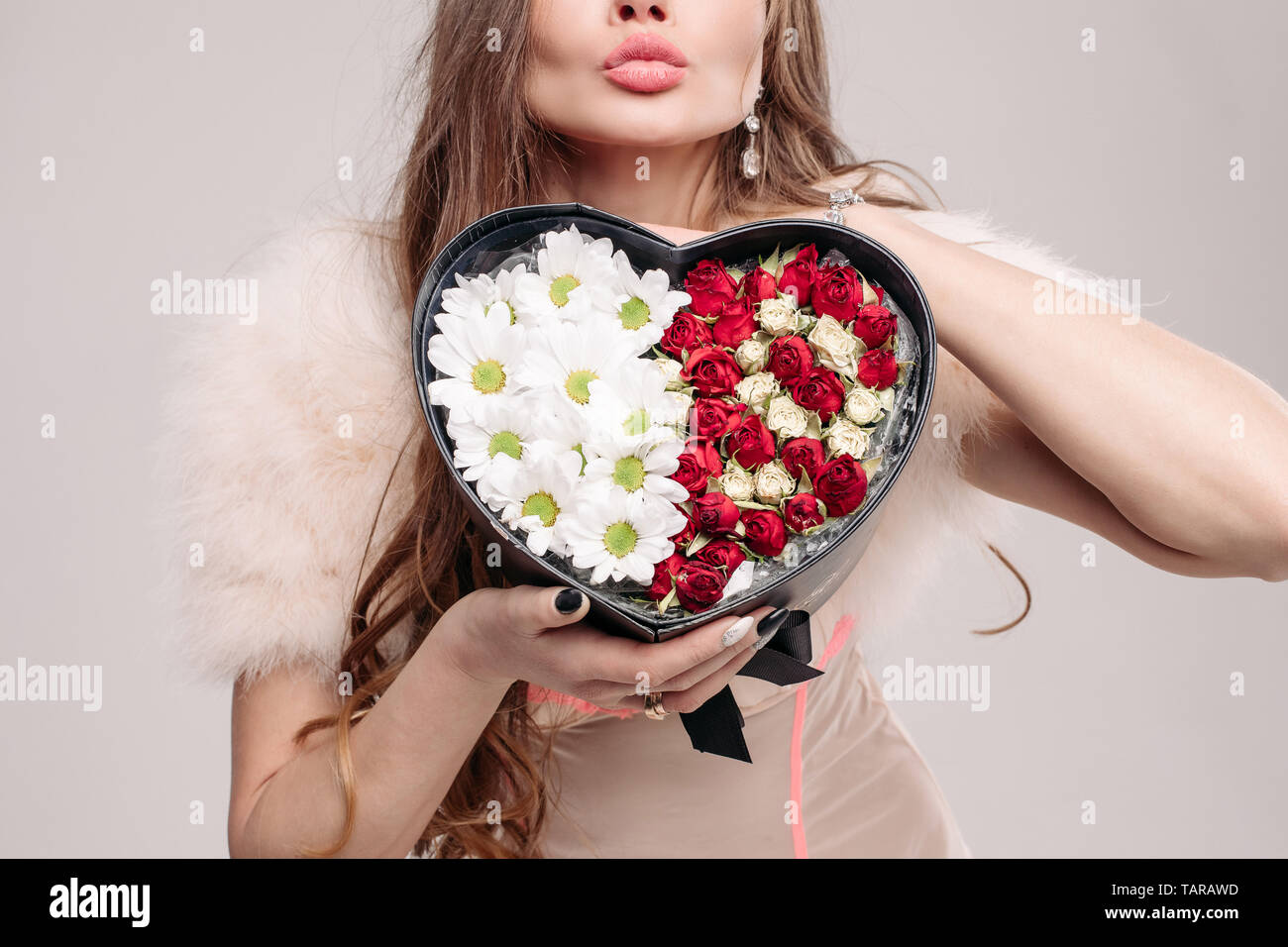 Irriconoscibile modello caucasico con scatola di bellissimi fiori. Foto Stock