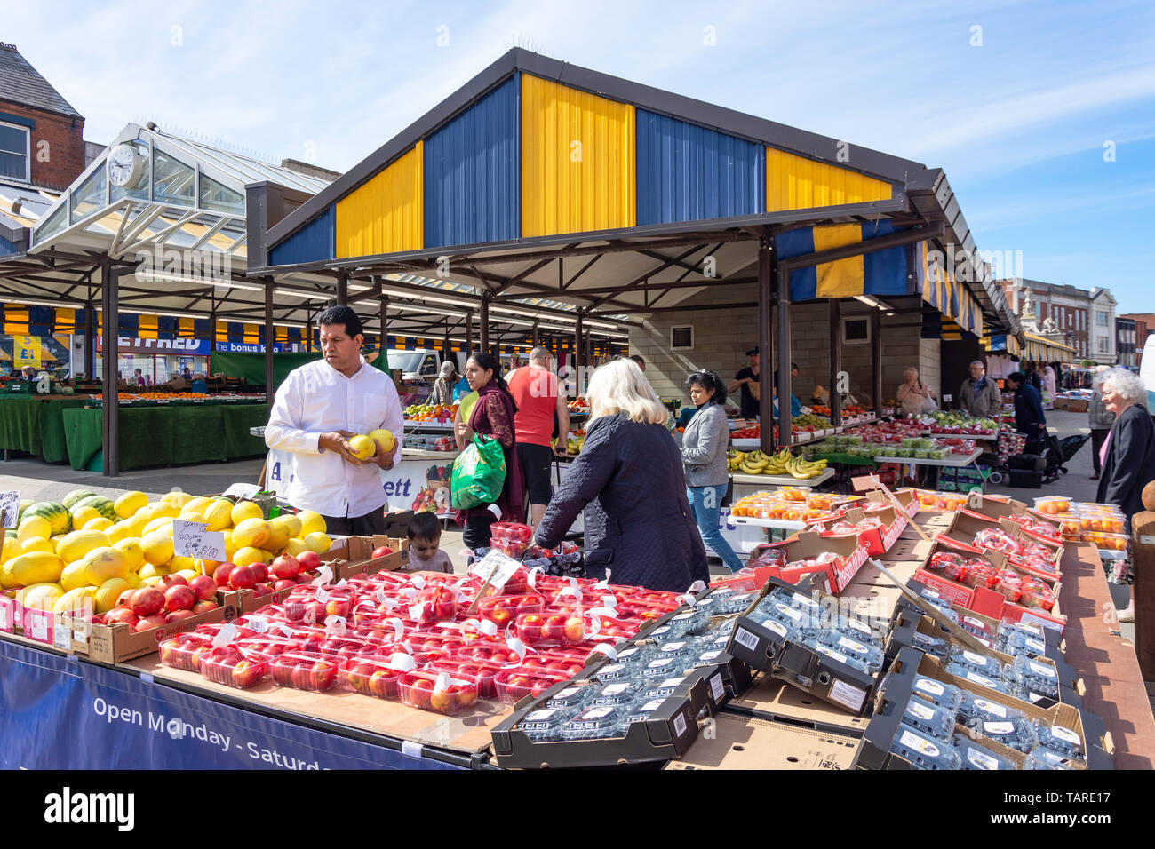 Pressione di stallo di frutta in luogo di mercato, di Dudley, West Midlands, England, Regno Unito Foto Stock