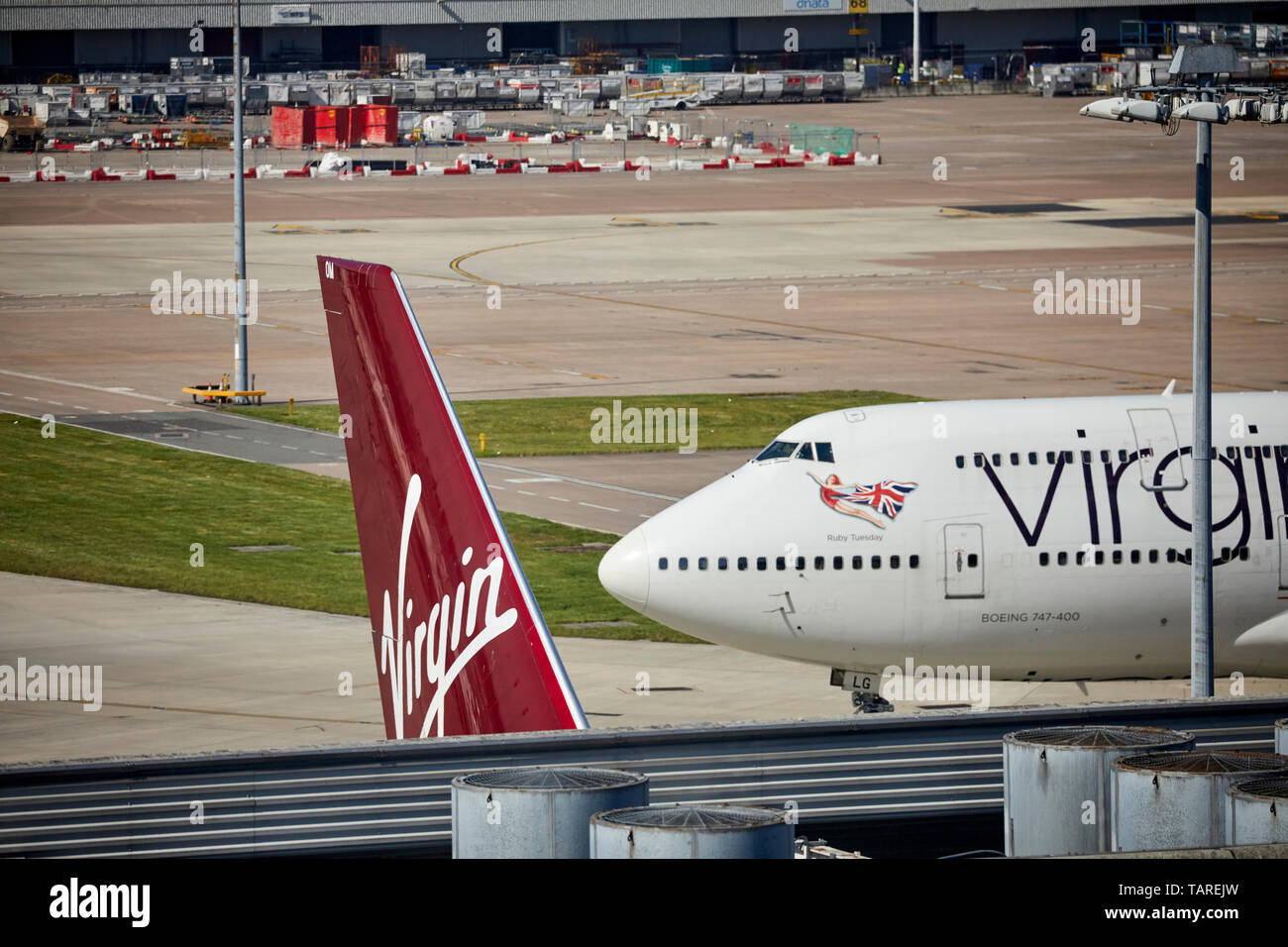 MANCHESTER AIRPORT TERMINAL 2 Virgin Atlantic 474 400 serie Ruby Tuesday preparando per partire Foto Stock