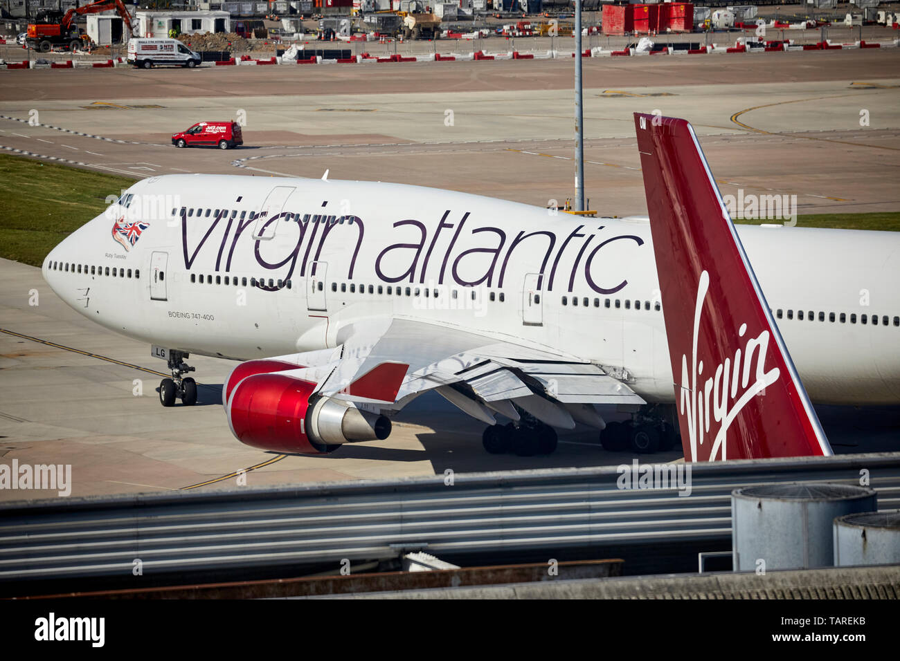 MANCHESTER AIRPORT TERMINAL 2 Virgin Atlantic 474 400 serie Ruby Tuesday preparando per partire Foto Stock