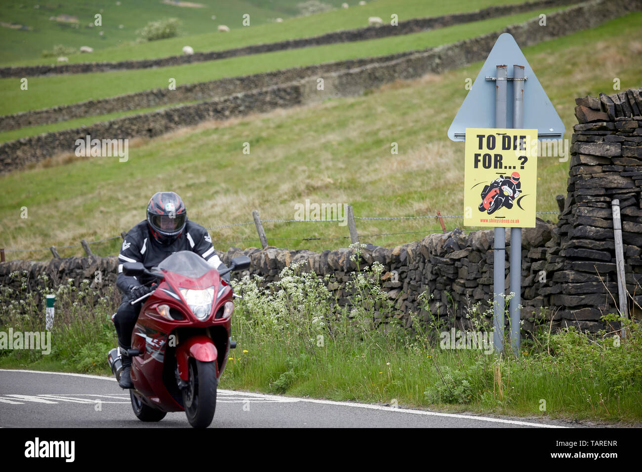 A57 snake pass in Glossop, Derbyshire strada pericolosa cartello di avviso per i motociclisti a morire per Foto Stock