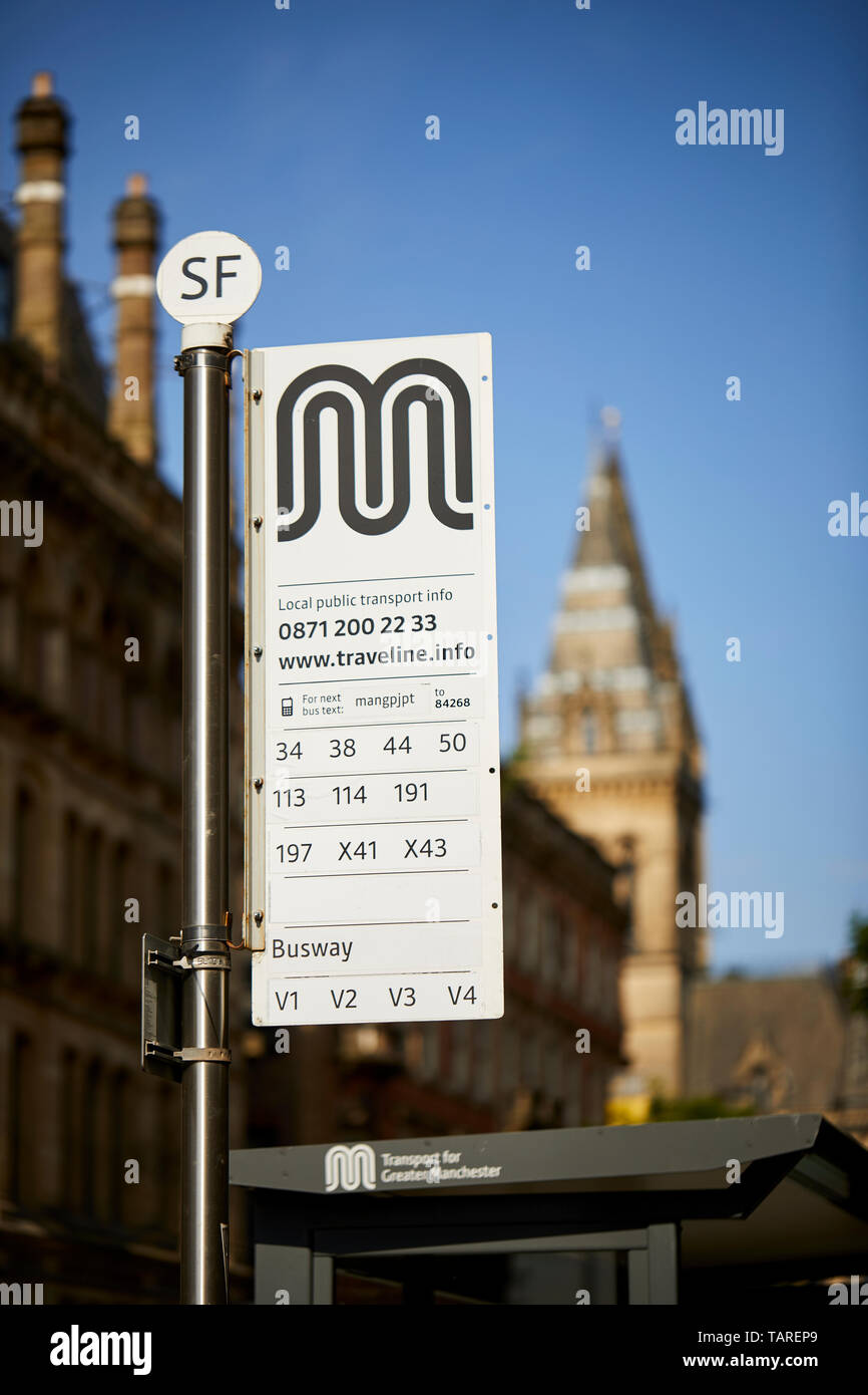 Manchester modernista logo M fermata bus segno nel centro della città di Manchester TfGM Foto Stock