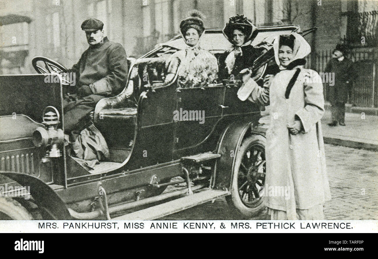 Il PEFA1092, Pankhurst, Kenny e Pethick Lawrence, portando suffragettes Emmeline Pankhurst, Annie Kenney e Emmeline Pethick-Lawrence fotografati insieme in una vettura in circa 1910 Foto Stock