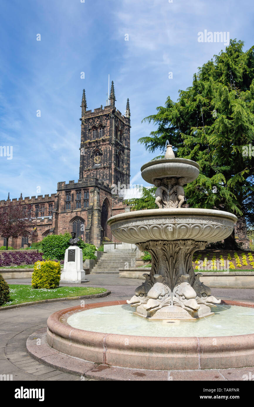 San Pietro Chiesa Collegiata e giardini, Wolverhampton, West Midlands, England, Regno Unito Foto Stock