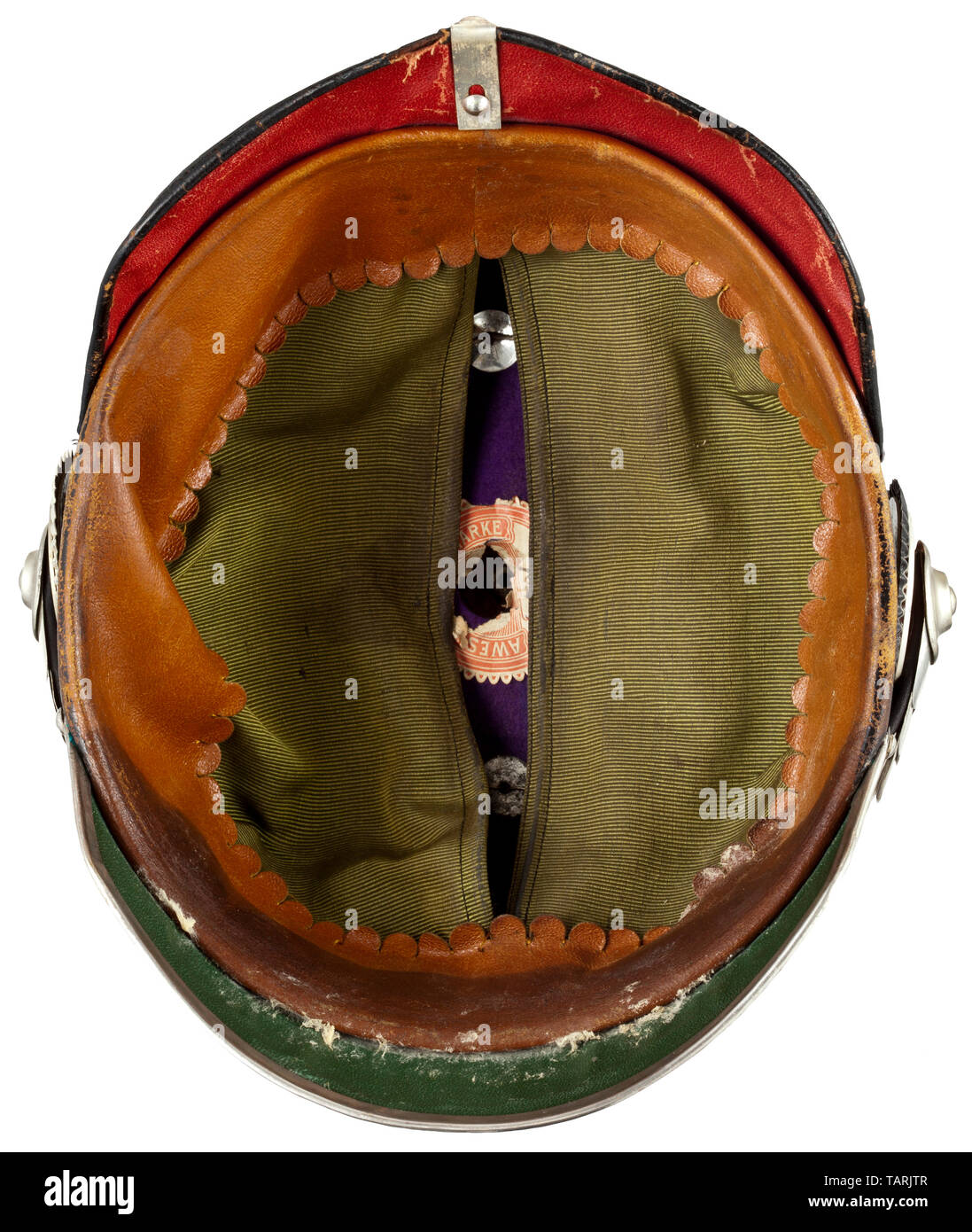 Un casco M 1886/1913 per i generali, presentano elemento, incorporante un funzionario del casco originale con re-argentata raccordi e un moderno medaglione. Verniciato nero, altamente lucido cranio con placcati argento raccordi, l'interno inoltre rivestiti in viola-feltro colorati, con l'etichetta del costruttore "AWES Marke" e il formato '57'. Il parasole posteriore fissata nuovamente. Le visiere rivestite in verde e in rosso, rispettivamente, ammenda in pelle marrone con Fascia assorbisudore nervata verde camicia di seta, cuscinetti invalidati timbro di apparecchiature. Sulla parte anteriore, splinted base cruciforme con star-, Additional-Rights-Clearance-Info-Not-Available Foto Stock