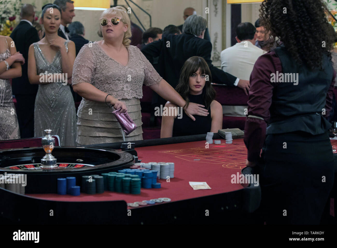 Il Caos è un imminente American commedia film diretto da Chris Addison e scritto da Jac Schaeffer. Si tratta di una femmina-centrato remake del film del 1988 Dirty Rotten Scoundrels. Il film stelle Rebel Wilson, Anne Hathaway e Alex Sharp. Questa fotografia è fornito per il solo uso editoriale ed è il copyright del film company e/o il fotografo designato assegnato dal film o società di produzione. Foto Stock