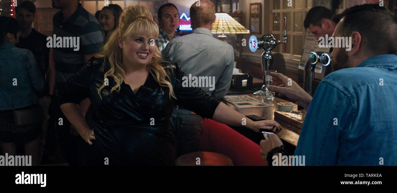 Il Caos è un imminente American commedia film diretto da Chris Addison e scritto da Jac Schaeffer. Si tratta di una femmina-centrato remake del film del 1988 Dirty Rotten Scoundrels. Il film stelle Rebel Wilson, Anne Hathaway e Alex Sharp. Questa fotografia è fornito per il solo uso editoriale ed è il copyright del film company e/o il fotografo designato assegnato dal film o società di produzione. Foto Stock