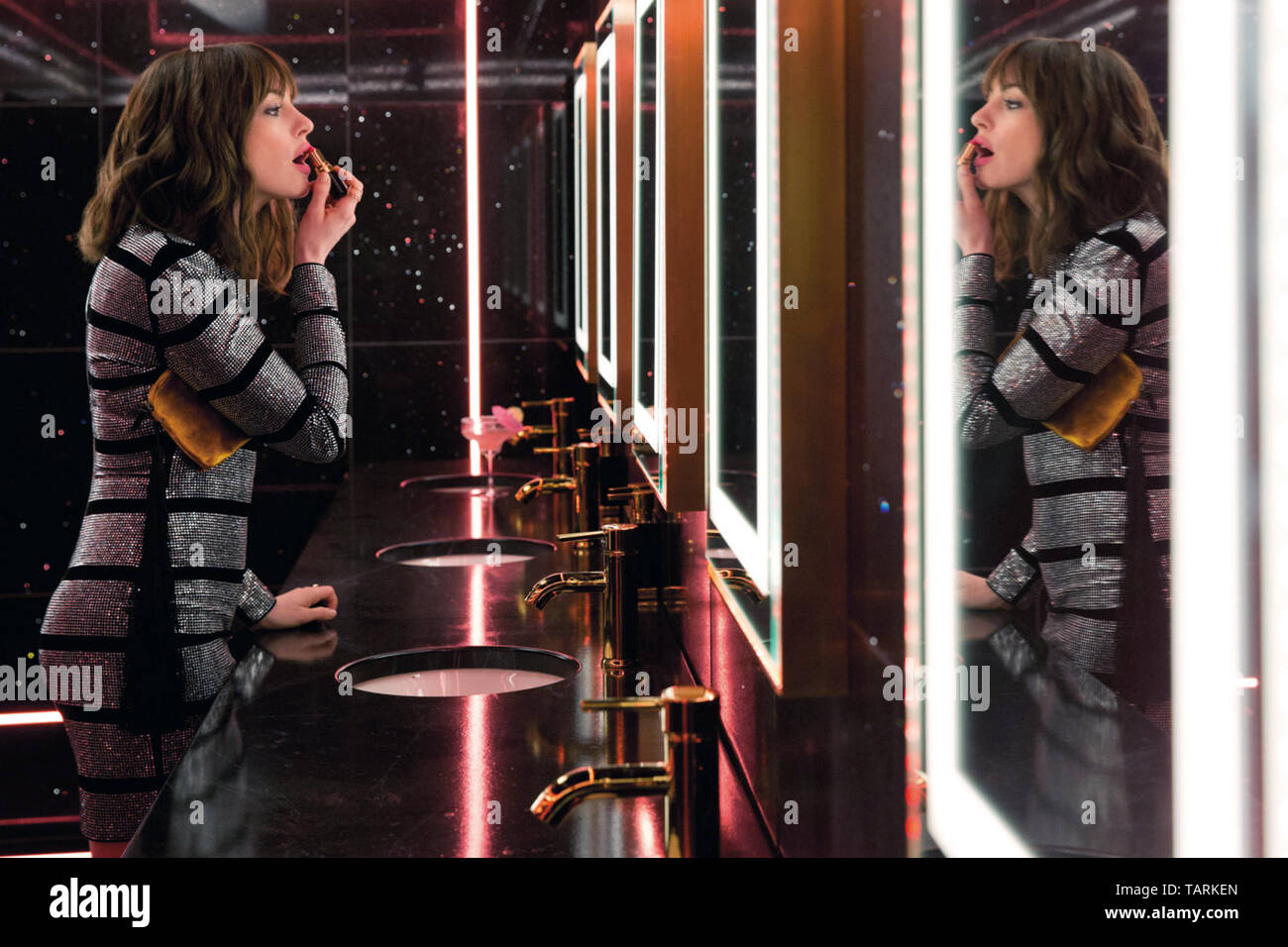 Il Caos è un imminente American commedia film diretto da Chris Addison e scritto da Jac Schaeffer. Si tratta di una femmina-centrato remake del film del 1988 Dirty Rotten Scoundrels. Il film stelle Rebel Wilson, Anne Hathaway e Alex Sharp. Questa fotografia è fornito per il solo uso editoriale ed è il copyright del film company e/o il fotografo designato assegnato dal film o società di produzione. Foto Stock