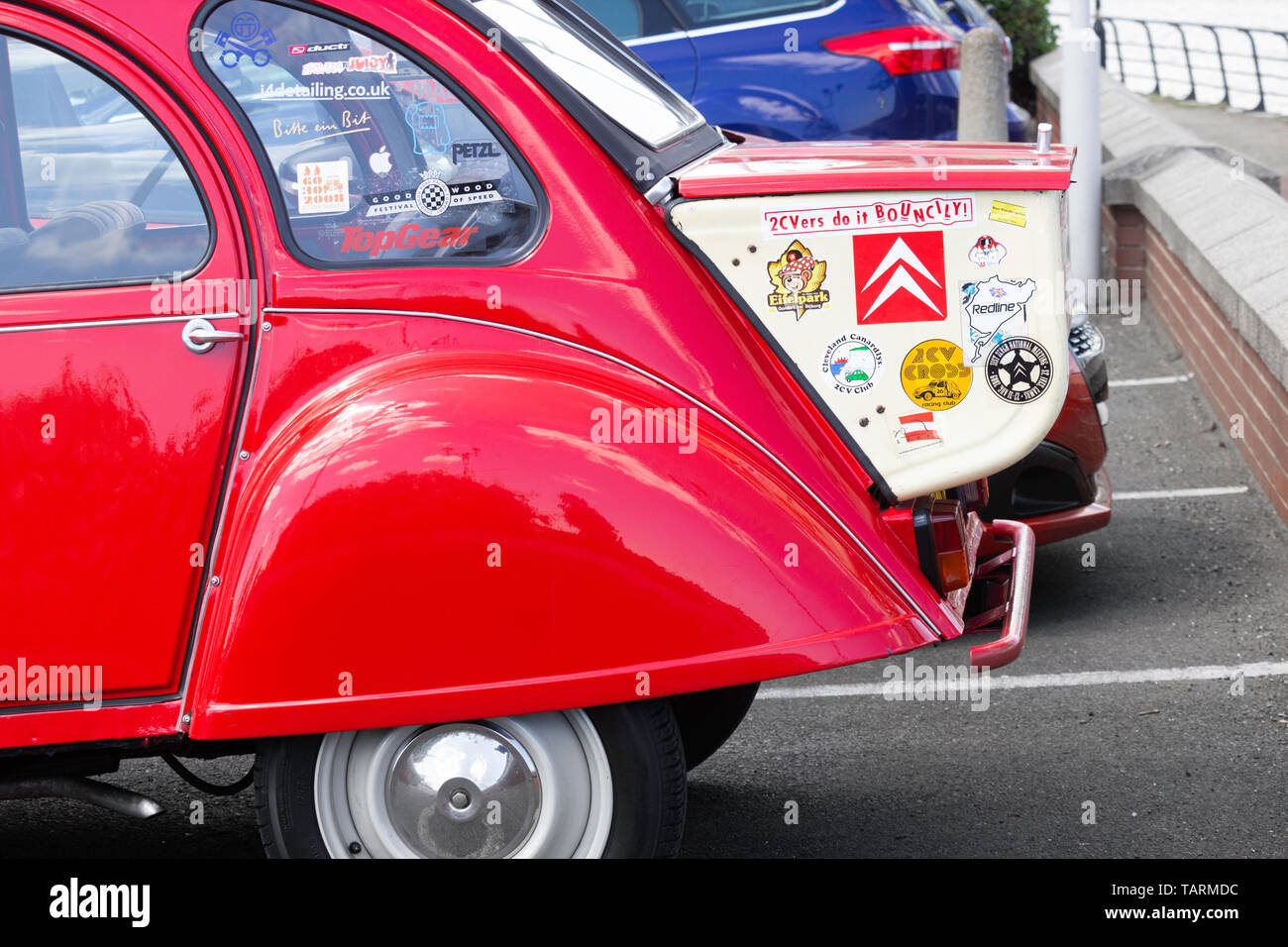 Red Citroen 2CV con trunk. Foto Stock