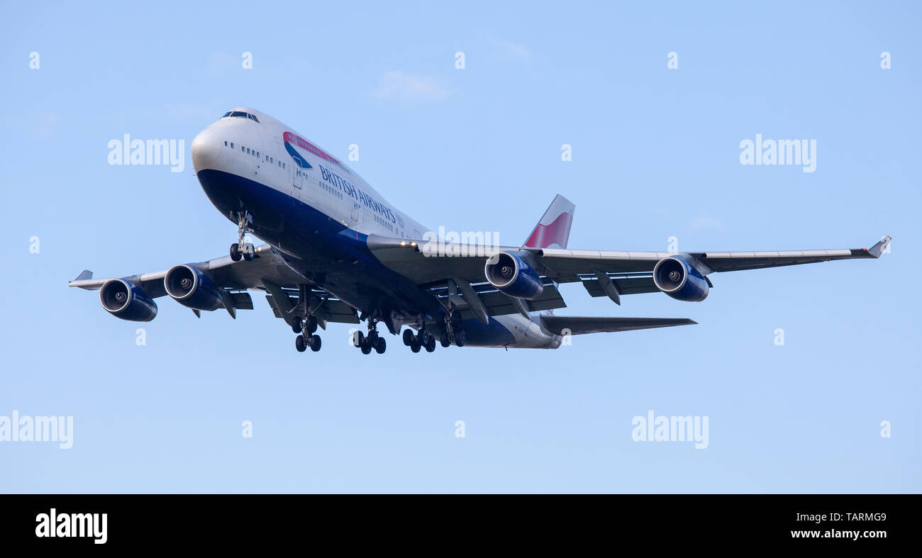 British Airways Boeing 747 jumbo getto G-CIVR sull approccio finale all aeroporto di Heathrow LHR Foto Stock