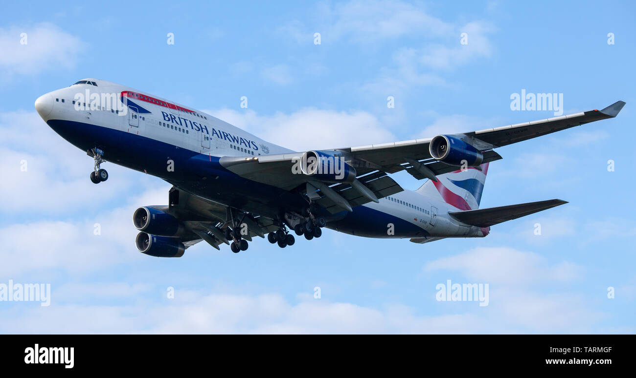 British Airways Boeing 747 jumbo getto G-CIVR sull approccio finale all aeroporto di Heathrow LHR Foto Stock