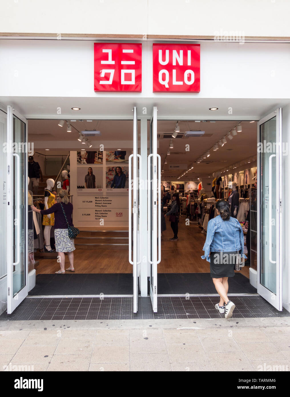 UNI QIO negozio di fronte e digital signage al di fuori di un negozio a Kingston, Surrey, Regno Unito Foto Stock