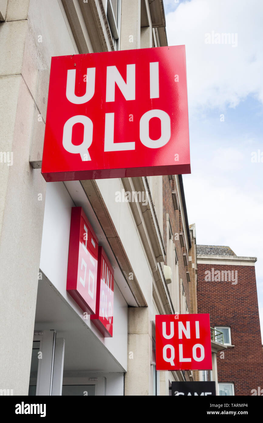UNI Qio di segnaletica in Kingston, Surrey, Regno Unito Foto Stock