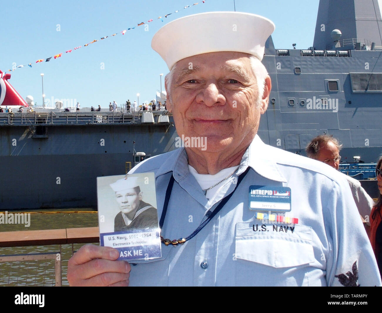 27 maggio 2019 - New York New York, Stati Uniti - Giorno Memoriale della cerimonia di premiazione che si terrà presso l'Intrepid Sea, Air & Space Museum di Manhattan, New York. Jerry Stone detiene u[p fotografia di homself come 17 anno vecchio marinaio egli è 77 anni ora (credito Immagine: © Bruce Cotler/Globe foto via ZUMA filo) Foto Stock