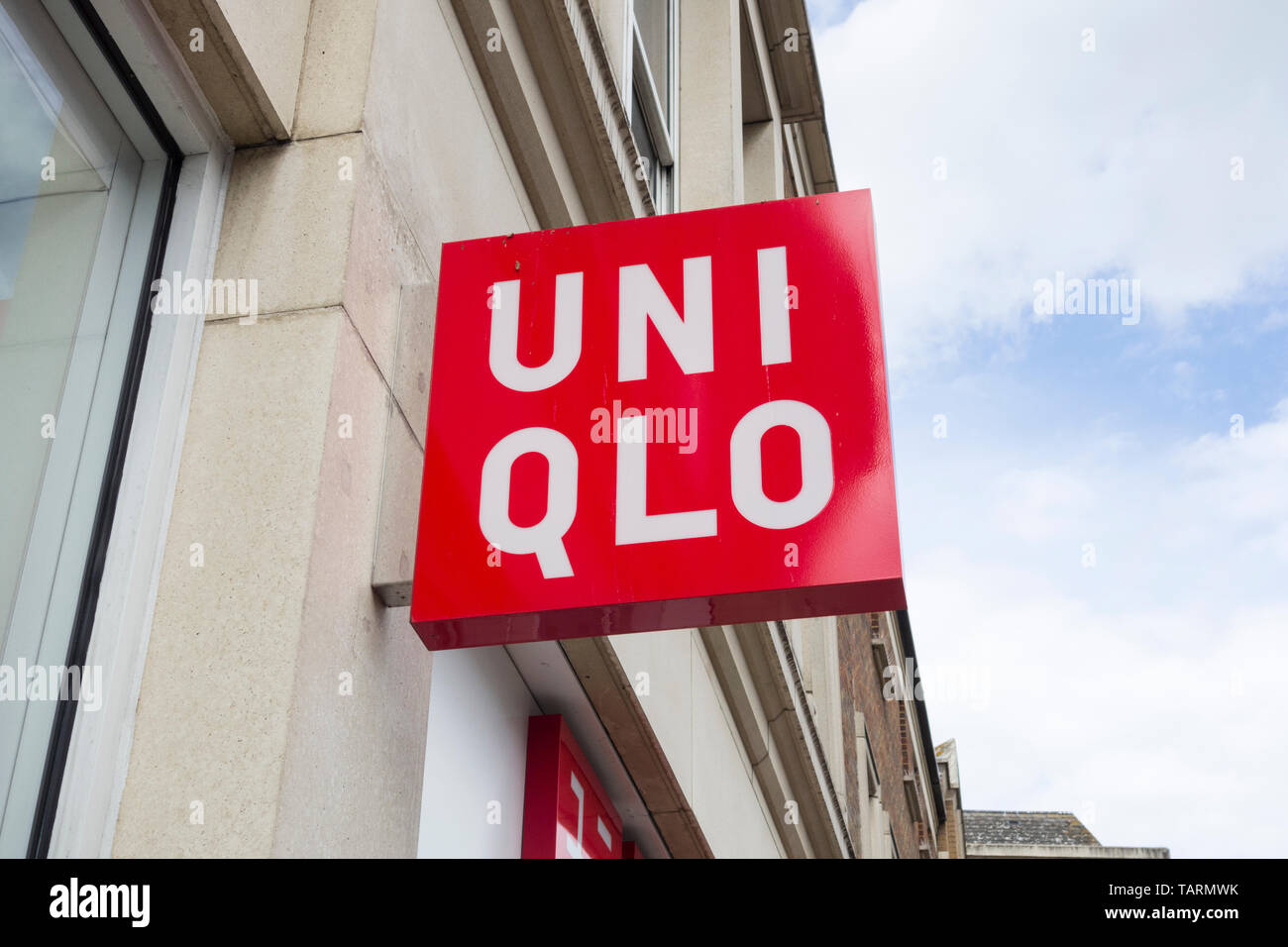 UNI Qio di segnaletica in Kingston, Surrey, Regno Unito Foto Stock