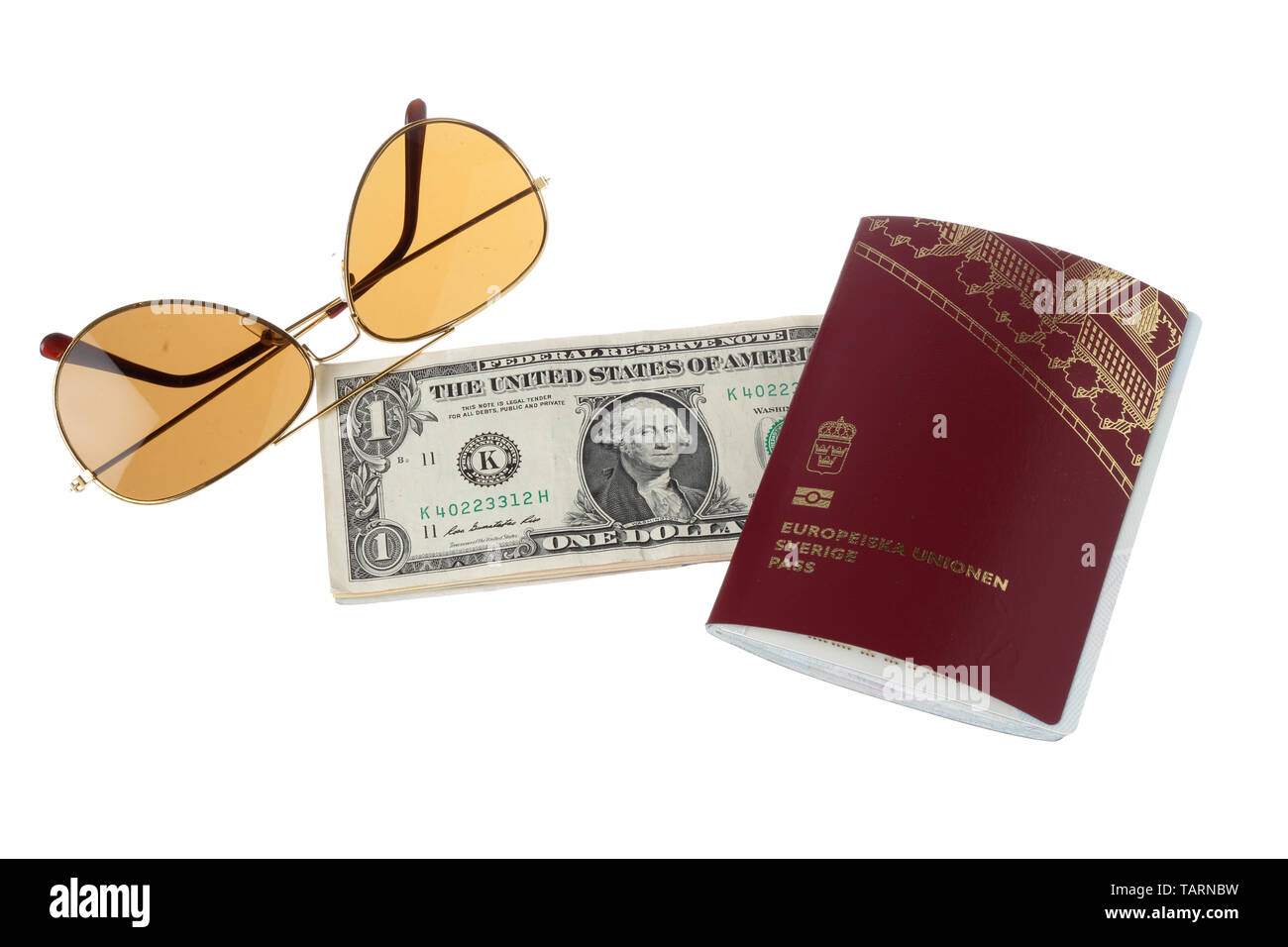 Passaporto svedese, occhiali da sole e un dollaro. Foto Stock