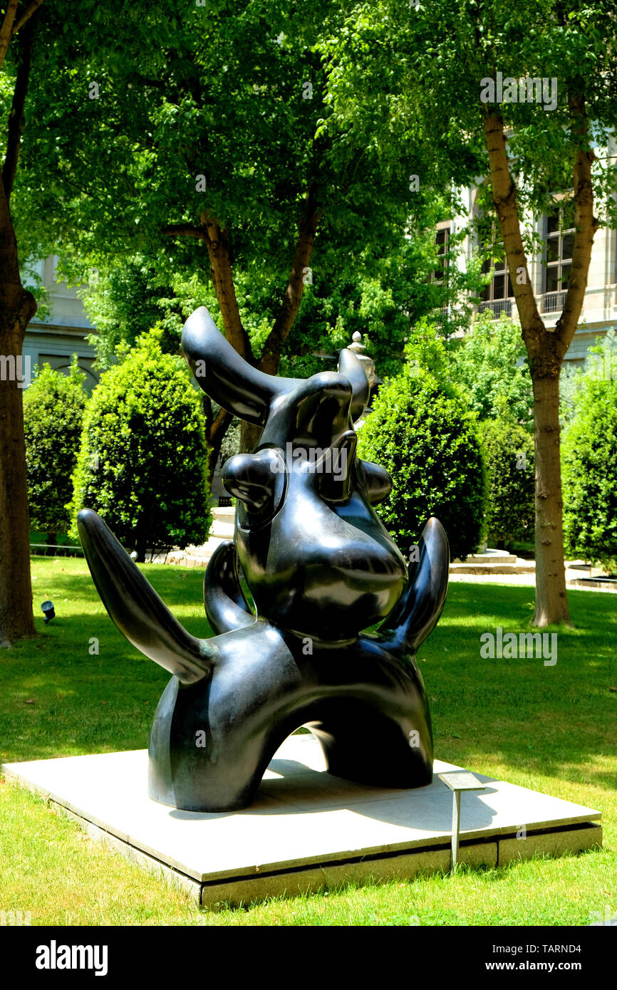La scultura di Joan Miró intitolata 'Pájaro Lunar' (Moon Bird, 1966) nel Museo Reina cortile a Madrid, Spagna. Foto Stock