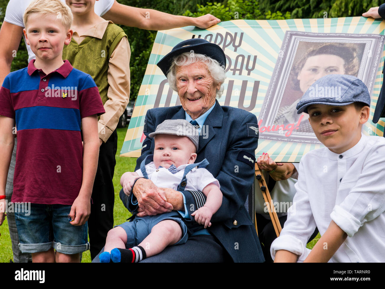 Harrogate, Inghilterra, 27.05.2019. Ex donna Royal Air Force personale Mrs Molly Todd festeggia il suo centesimo compleanno a St Wilfred church hall, indossando la sua forza di aria uniforme e circondato da alcuni dei suoi grandi nipoti. Credito: Ernesto Rogata/Alamy. Foto Stock