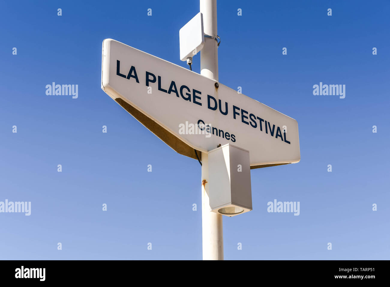 CANNES, Francia - Aprile 2019: segno per il Festival spiaggia su una strada di post sul lungomare di Cannes. Foto Stock