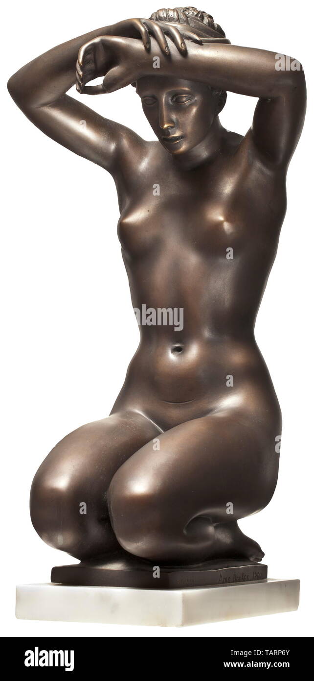 Arno Breker (1900 - 1991) - "Contemplando femmina", bronzo con patina marrone, con firma e data "Arno Breker 1980', fonderia timbro 'Venturi Arte' e 'numero 46/999' sul lato del plinto. Su un marmo bianco piastra (bordi leggermente scheggiato). Altezza totale circa 37 cm. Viene fornito con una cartolina datata 1943 che mostra un dettaglio del volto di questa scultura e un saggio fotografico su un Breker mostra a Parigi pubblicato nella rivista "ünchner Illustrierte Presse" 1942/n. 24 (danneggiato). Xx secolo, 1930S, 1940s, belle arti, arte, NS, il socialismo nazionale, il nazismo, , Editorial-Use-solo Foto Stock