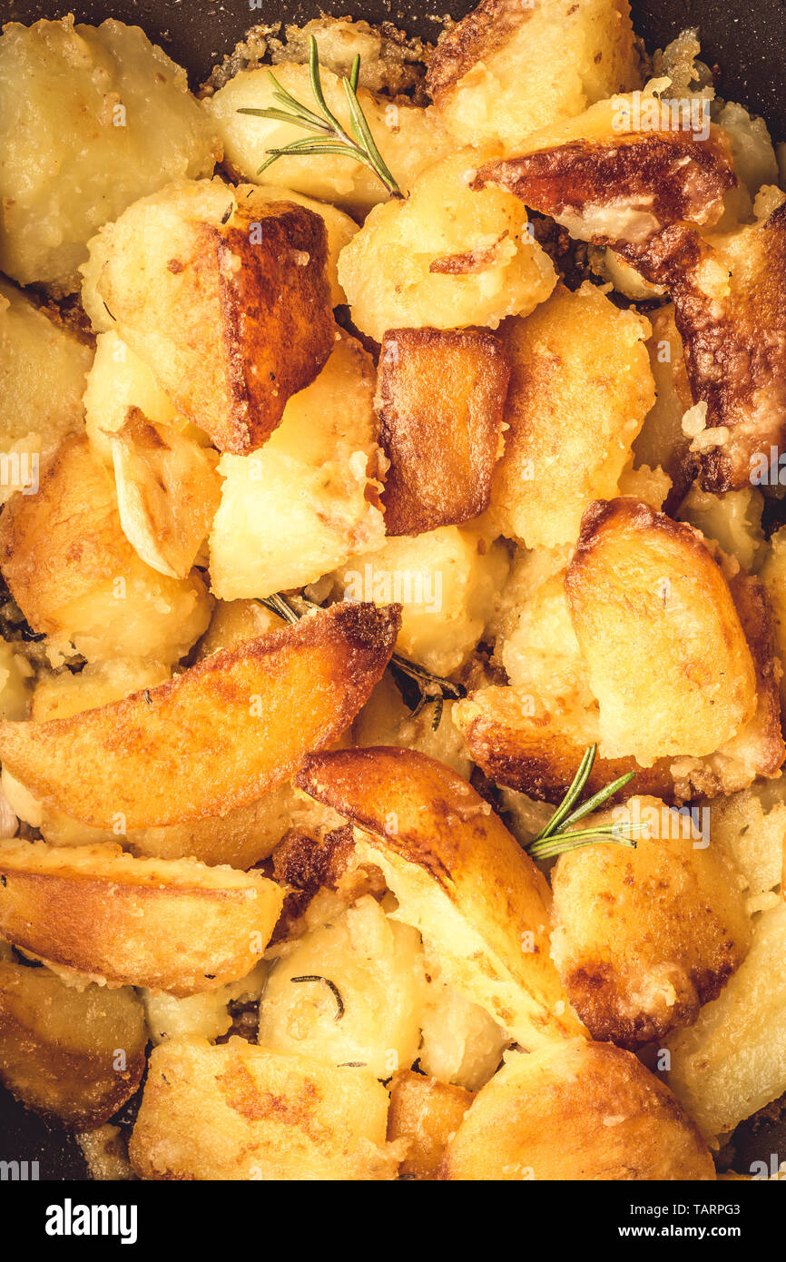 Patate fritte con spicchi di aglio e rosmarino Foto Stock