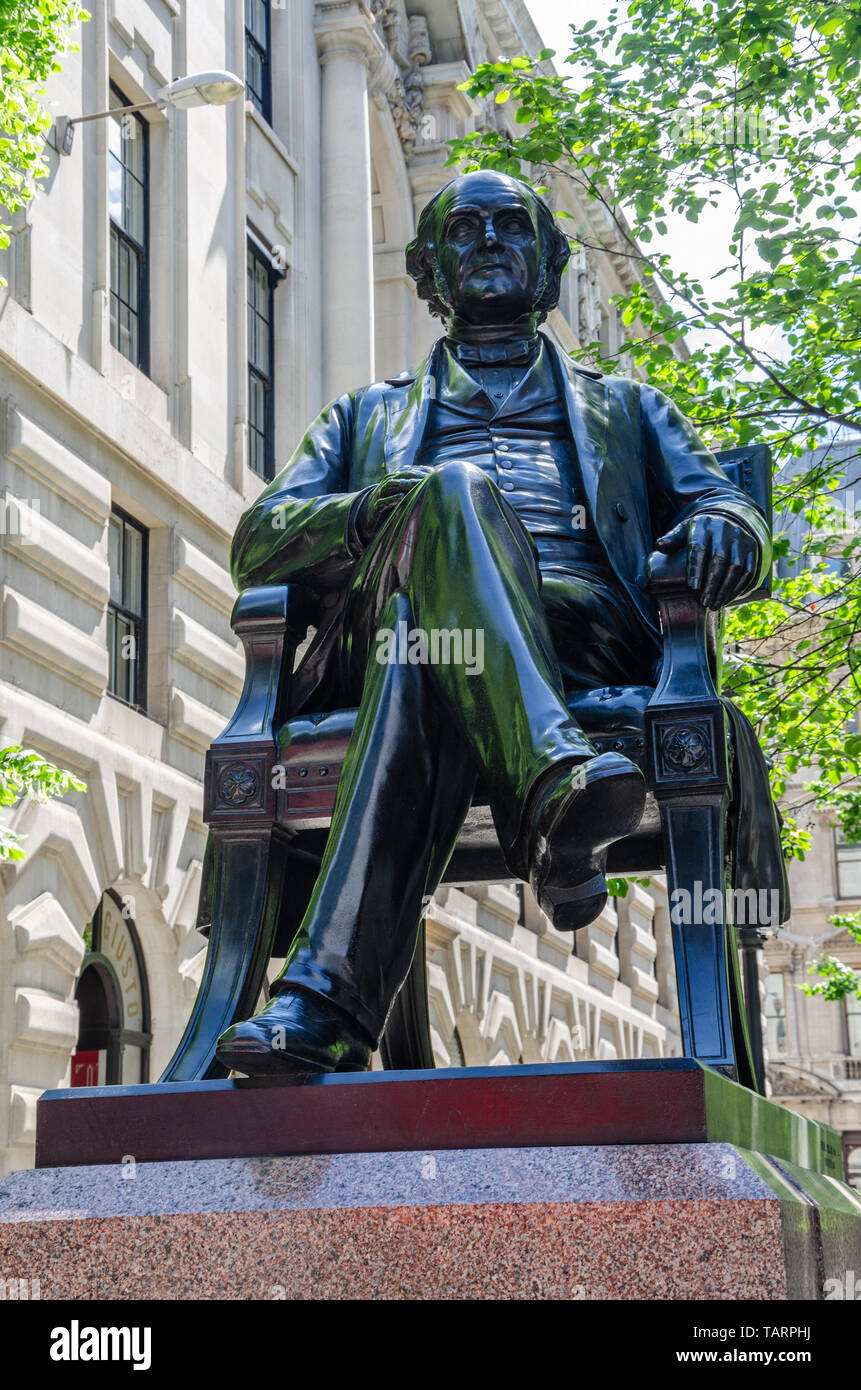 Una statua raffigurante George Peabody seduto in una sedia, fusa in bronzo sulla cima di un plinto di marmo nel Royal Exchange di Londra, Regno Unito Foto Stock
