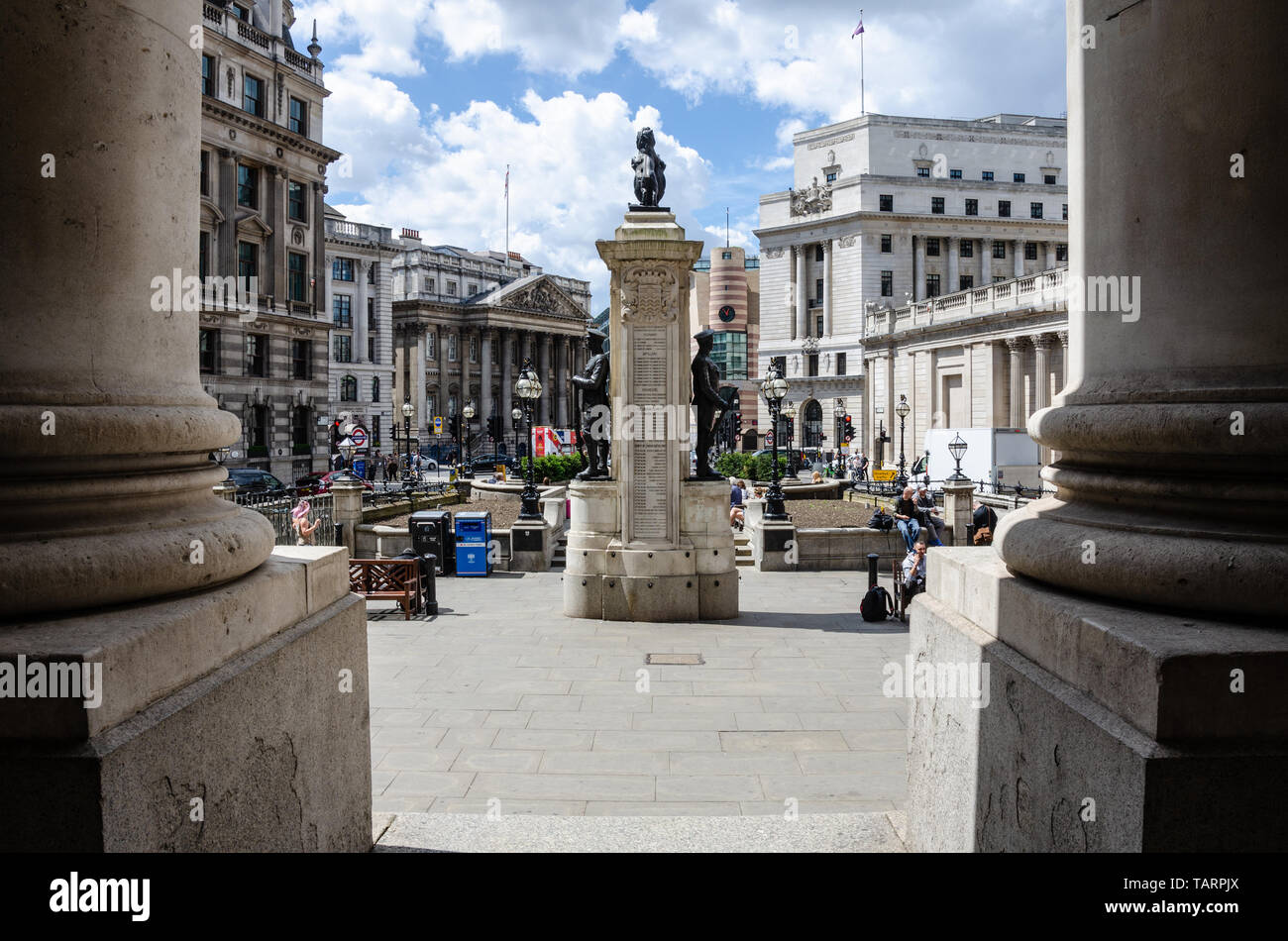 Le truppe di Londra Memoriale di guerra vede tra due colonne di pietra che sono parte del Royal Exchange Building a Londra, Regno Unito. Foto Stock