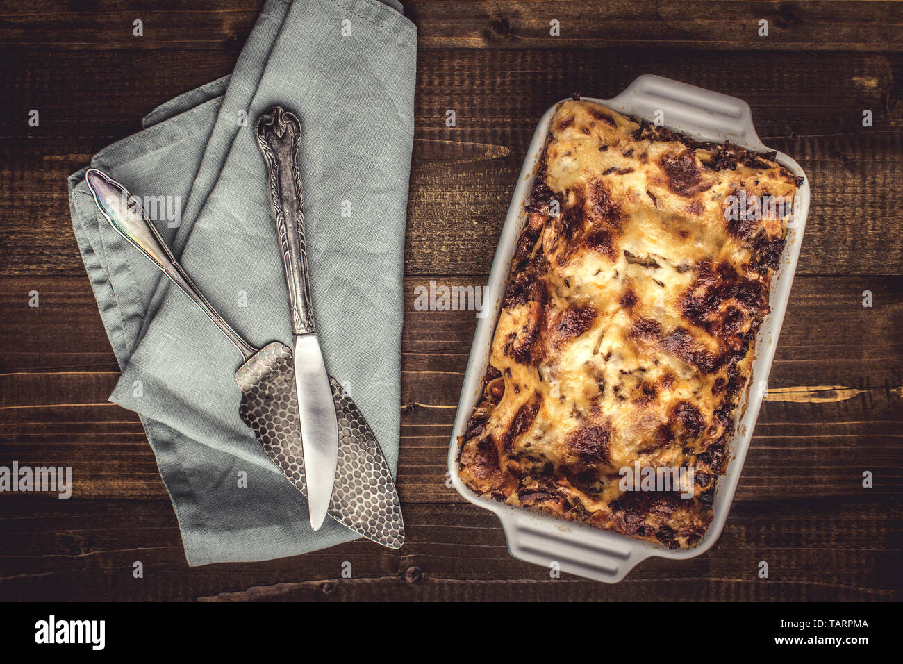 Rustico italiano lasagne bolognesi su scuro dello sfondo in legno Foto Stock