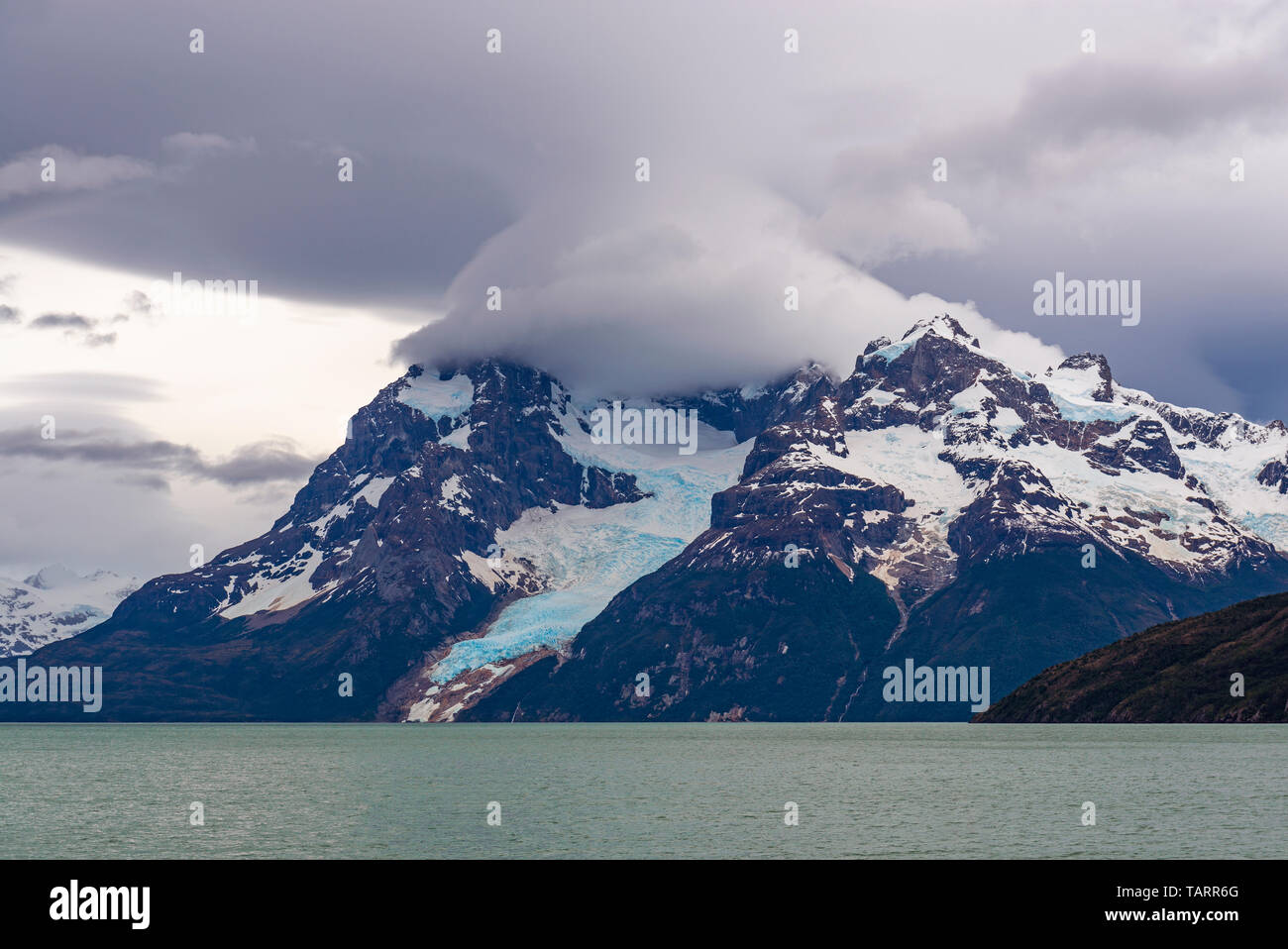 Balmaceda e montagna ghiacciaio Balmaceda all'interno di Bernardo O'Higgins parco nazionale con l'ultima speranza di suono o fiordo, Puerto Natales, Patagonia, Cile. Foto Stock