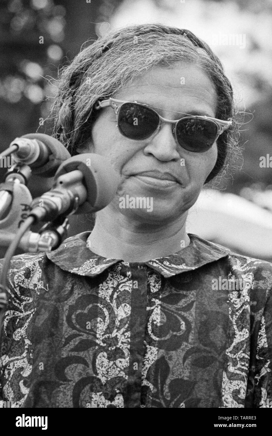 Rosa Parks, noto per la sua presa di posizione contro il bus razziale la segregazione in Montgomery, Alabama, parlando vicino al Monumento di Washington alla povera gente di marzo su Washington a Washington D.C. il 19 giugno 1968. Foto Stock