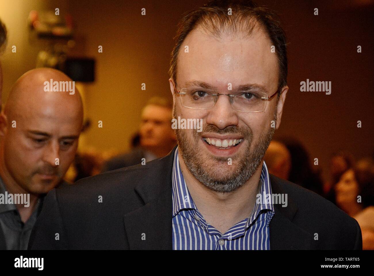 Il ministro del Turismo, Thanasis Theoharopoulos visto prima della riunione della SYRIZA Comitato centrale e il comitato elettorale. Foto Stock