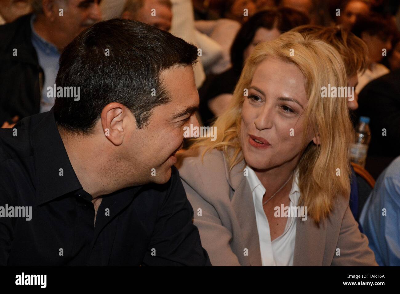 Primo Ministro greco, Alexis Tsipras, visto che parla con il Governatore di Attica, Rena Dourou prima della riunione della SYRIZA Comitato centrale e il comitato elettorale. Foto Stock