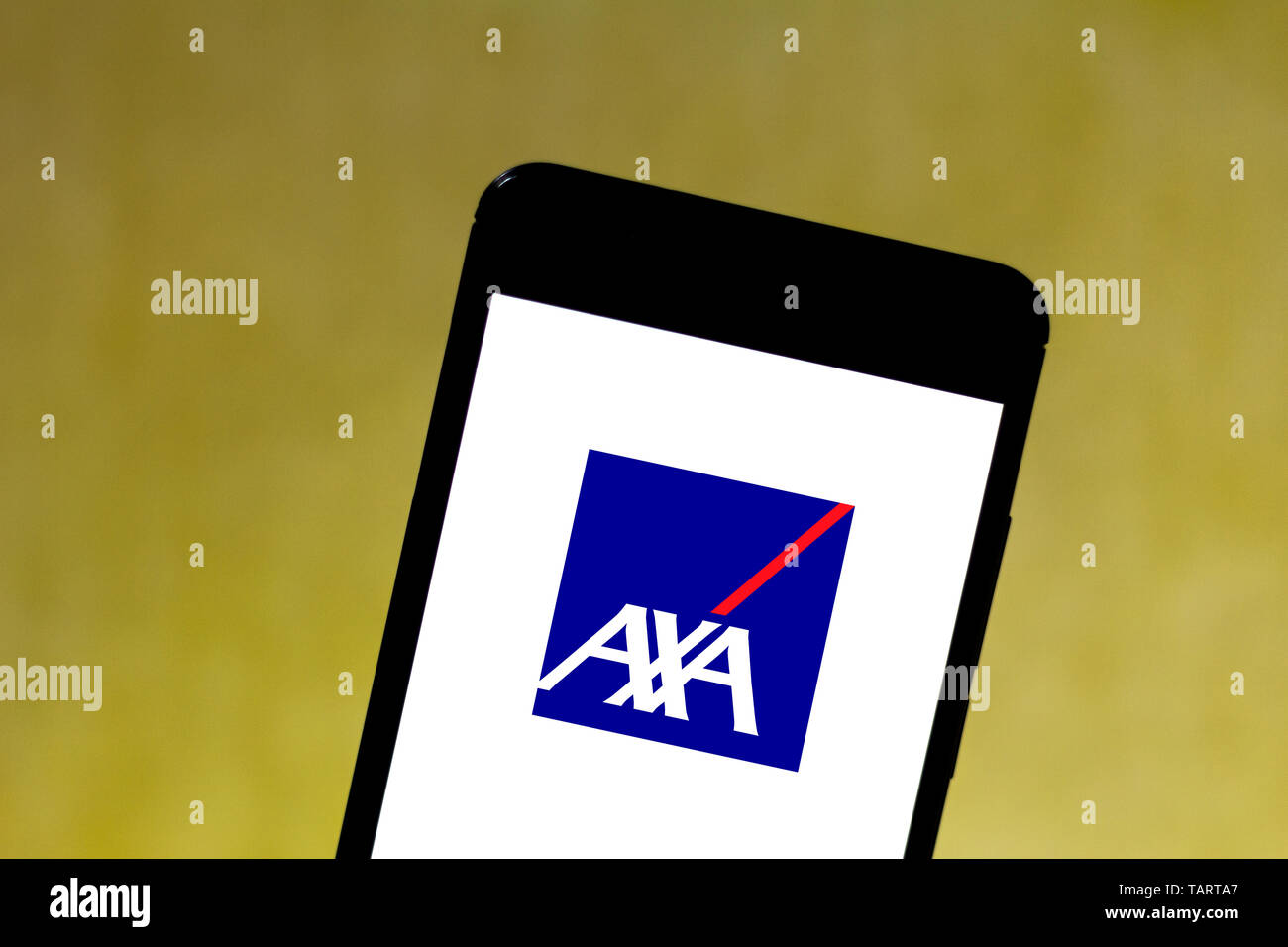 In questa foto illustrazione il logo di AXA è visto visualizzata su uno smartphone. Foto Stock