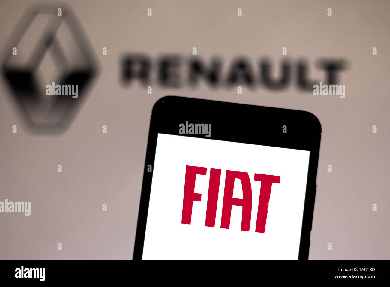 In questa foto illustrazione della FIAT (Fabbrica Italiana Automobili Torino) il logo si vede visualizzato su uno smartphone. Foto Stock