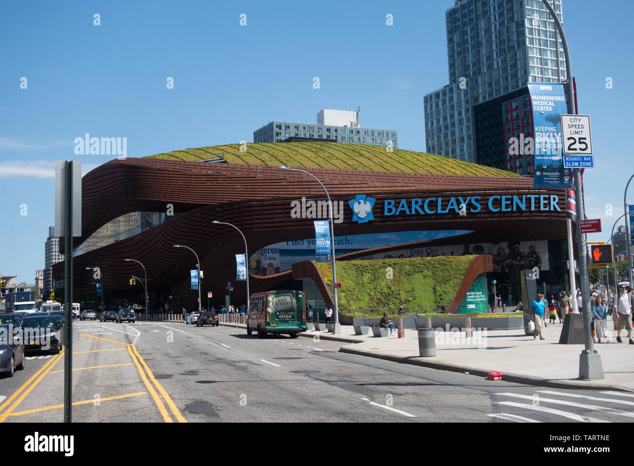 Una vista esterna dell'ingresso della Barclays Center di Brooklyn, New York, Stati Uniti Foto Stock