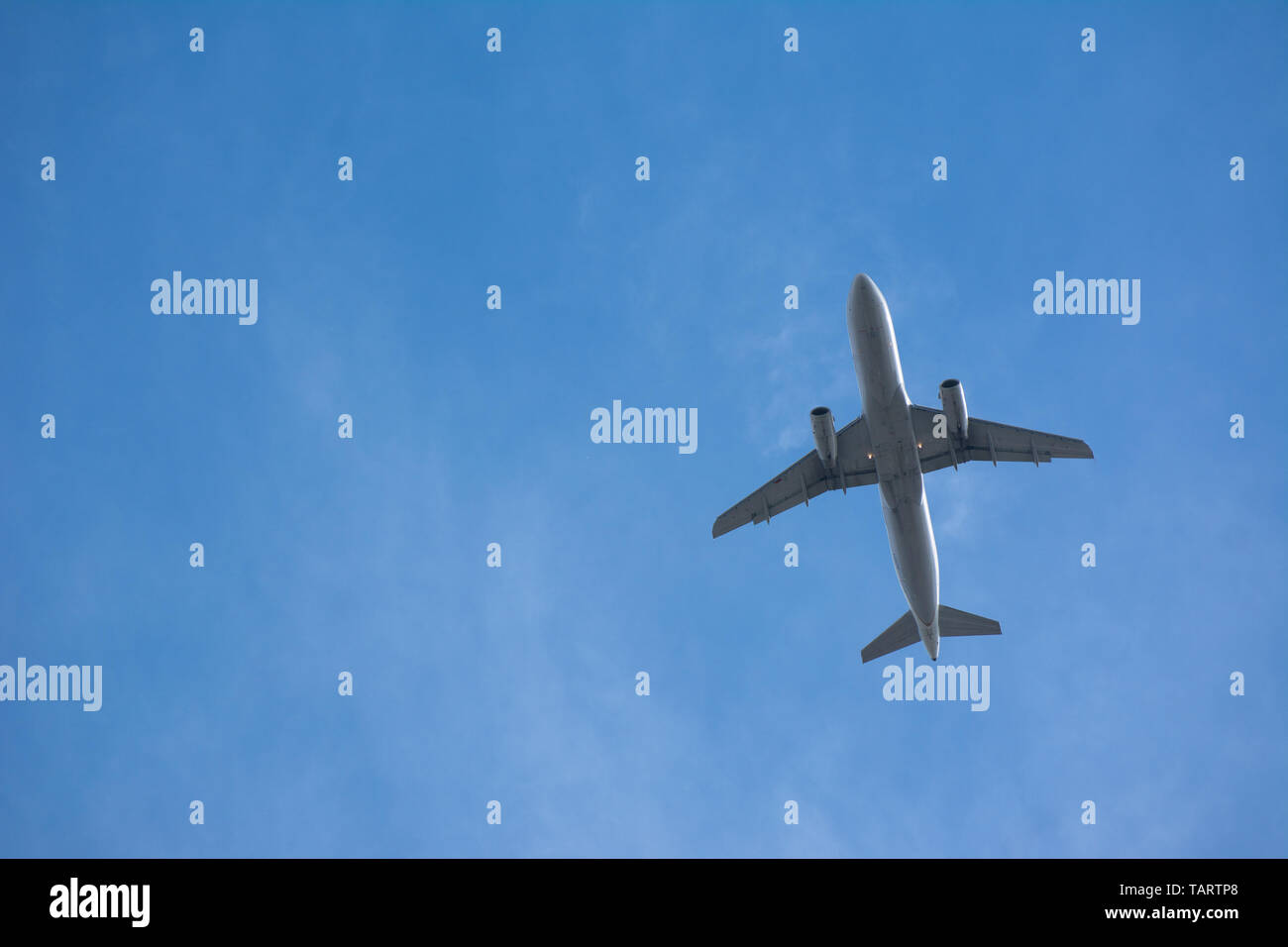 Un aereo jet nel cielo visto da sotto Foto Stock