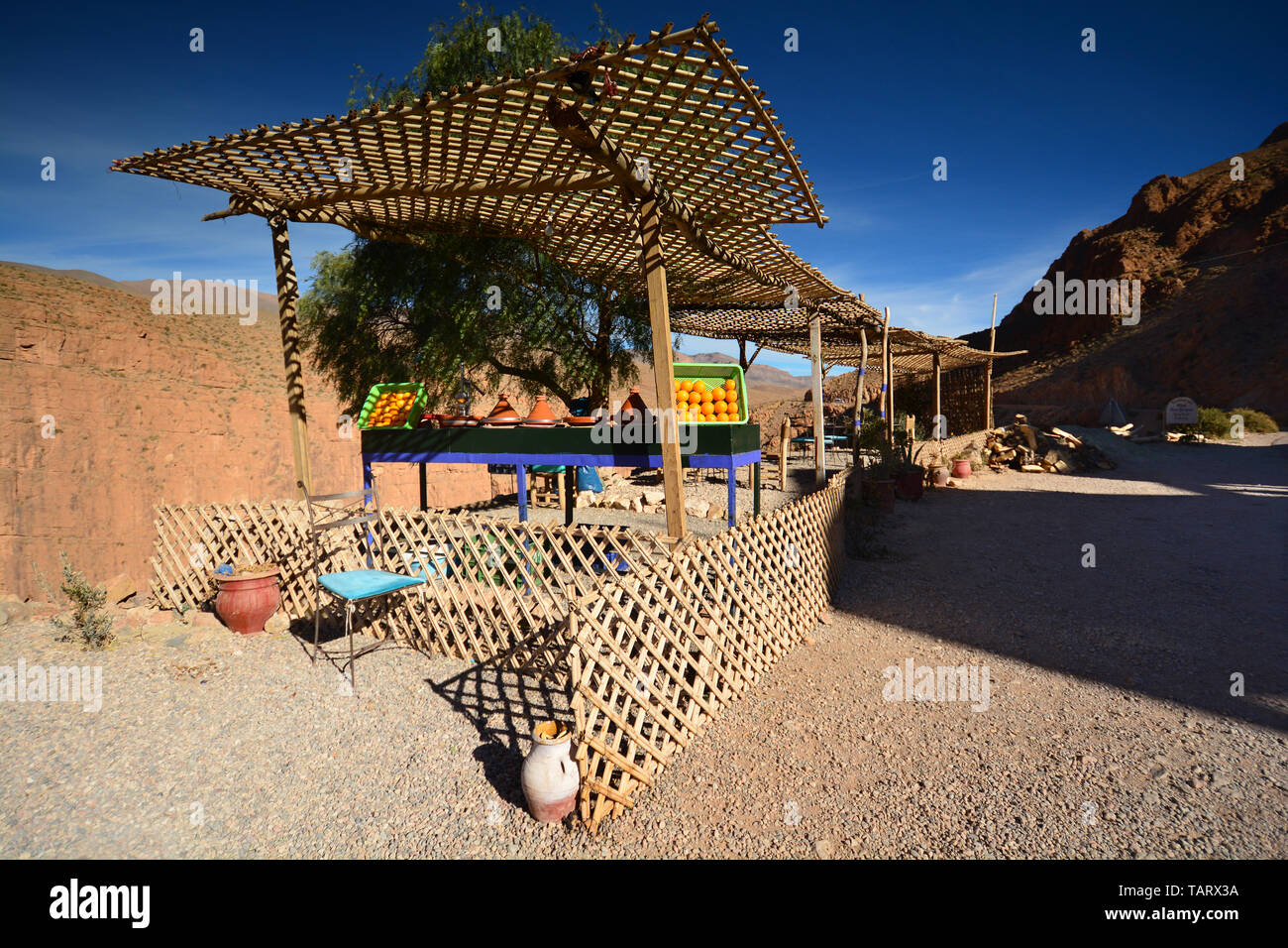 Succo di arancia e prodotti tipici in stallo, Ourika Valley, Marocco, Africa Settentrionale, Africa Foto Stock
