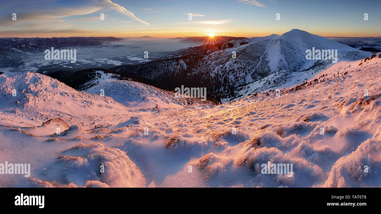 Tramonto in montagna in inverno Foto Stock